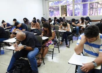 Participantes em uma sala de aplicação, ilustrando o dia do Encceja 2026, marcado para 23 de agosto.