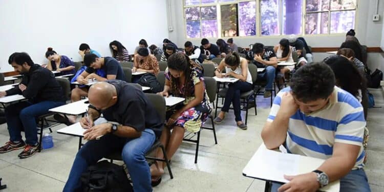 Participantes em uma sala de aplicação, ilustrando o dia do Encceja 2026, marcado para 23 de agosto.