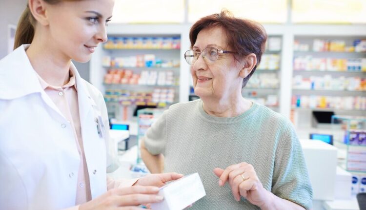 A distribuição gratuita de medicamentos traz diversos benefícios para os idosos. Imagem Freepik