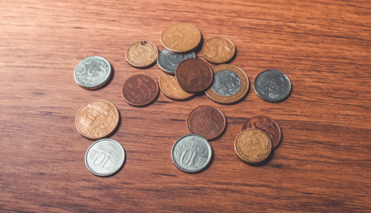 Uma moeda de 5 centavos do ano de 1999 pode valer até R$ 1400, surpreendendo colecionadores.