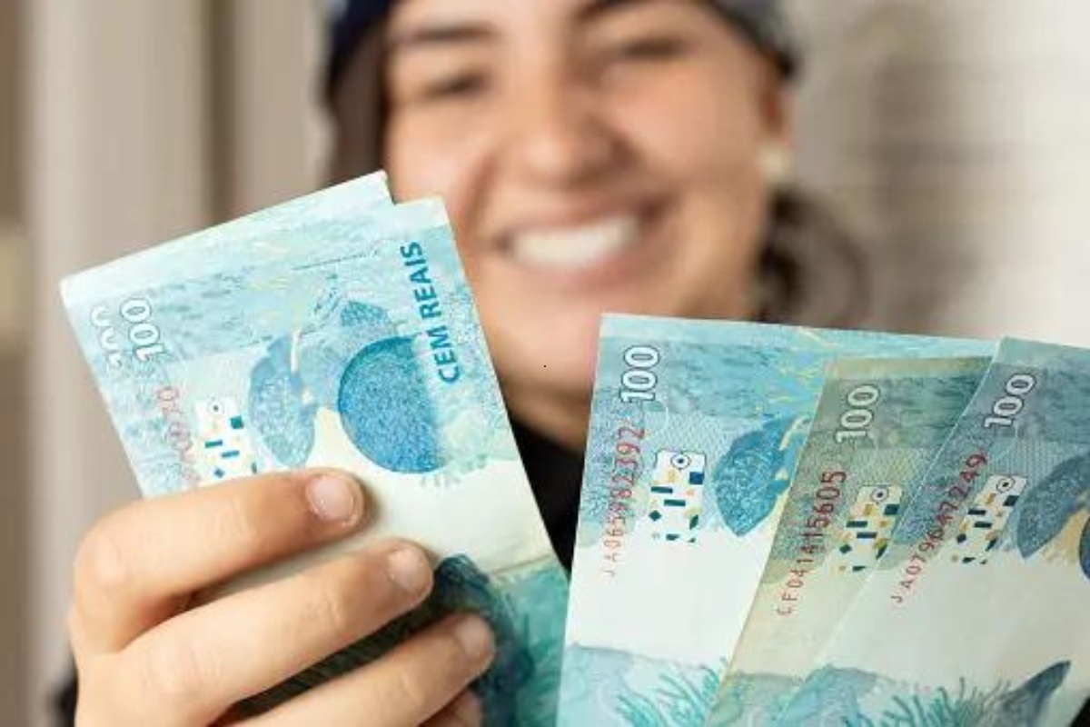 Novo salário mínimo passa a vigorar: R$ 1.640 para ESTE grupo de cidadãos