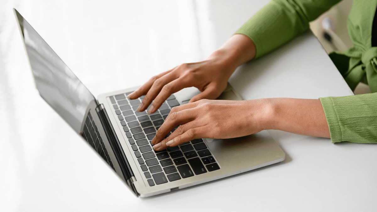 Pessoa utilizando notebook para realizar inscrição em processo seletivo da Embratur 2026.