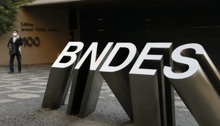 Descubra se o próximo concurso BNDES terá cargos para nível médio - Imagem: Agência Brasil