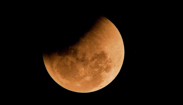 Veja como acompanhar o eclipse parcial da lua nesta terça-feira (17/09)