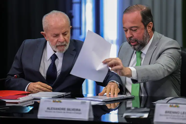 Auxílio-gás: entenda por que pagamentos de 2025 estão gerando polêmica no Congresso