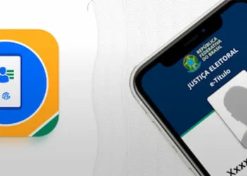 Aplicativo e-Título exibido em um celular, representando o título de eleitor digital para as eleições de 2026.