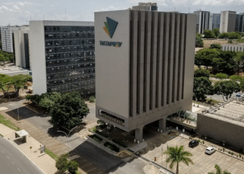 Fachada do prédio da sede da Dataprev com o logo da empresa, referência ao concurso Dataprev 2026