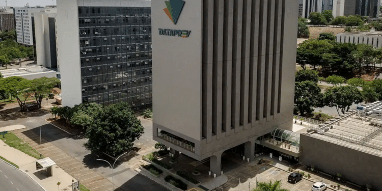 Fachada do prédio da sede da Dataprev com o logo da empresa, referência ao concurso Dataprev 2026