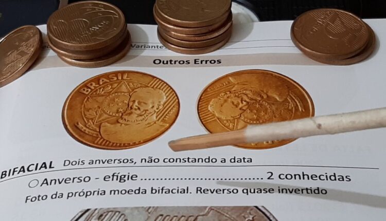 Catálogo com a moeda bifacial de 25 centavos