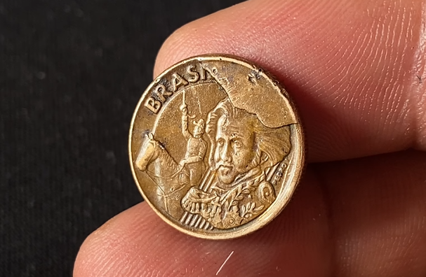 Exemplo da moeda de 10 centavos com cunho quebrado.