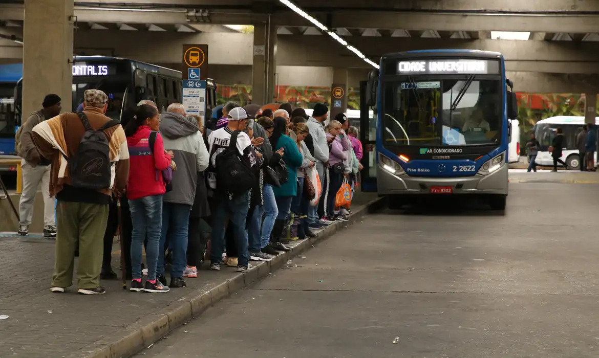 ELEIÇÕES 2024: veja lista de cidades que terão passe livre em passagens de ônibus no domingo (6)