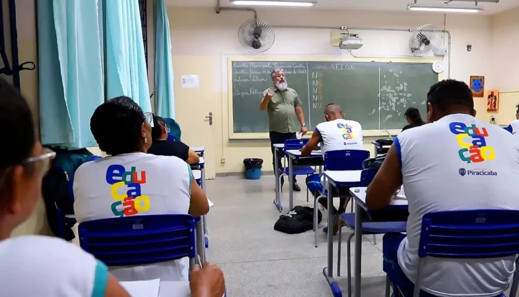 Usuários do Bolsa Família poderão ser obrigados a voltar para a escola; entenda