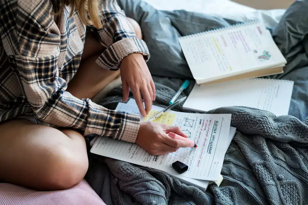 Enem 2026 Estudante revisa conteúdos do Enem 2026 com materiais de estudo durante a reta final de preparação.