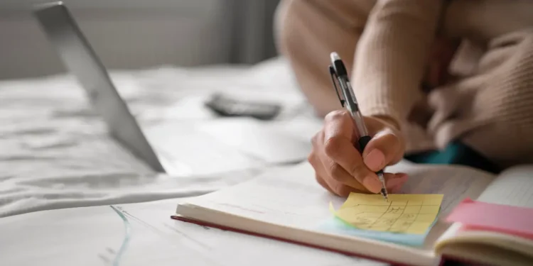 Estudante se prepara para o Enem 2026 com anotações e materiais de estudo durante a reta final de preparação.