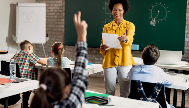 Diversos concursos para professores estão com inscrições abertas