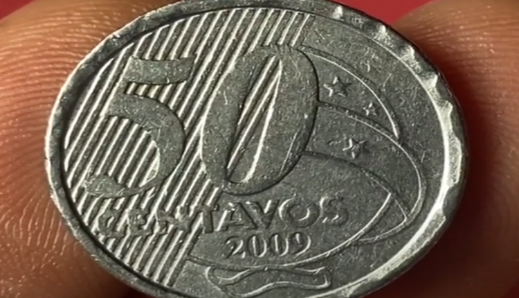 Moeda 50 centavos inscrição deslocada fora do centro