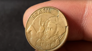 Os Defeitos no Anverso e Reverso da Moeda de 10 Centavos de 2010