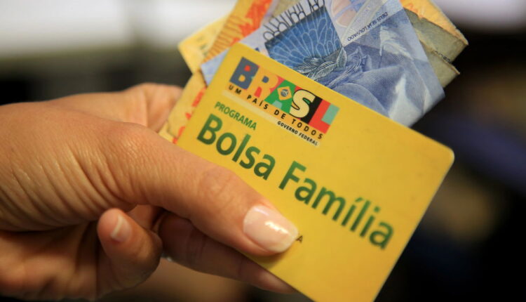 Bolsa Família: o que fazer para receber o benefício antes das festas de final de ano