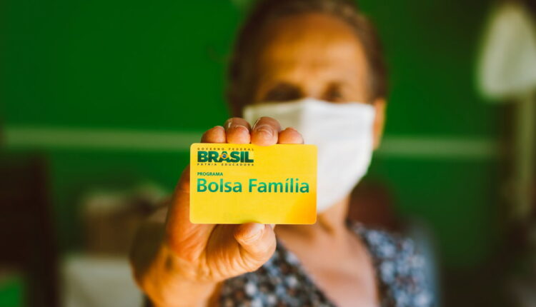 Mora sozinho? Descubra se você pode receber o Bolsa Família em dezembro