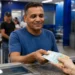 Trabalhador recebe dinheiro do Abono Salarial em atendimento bancário