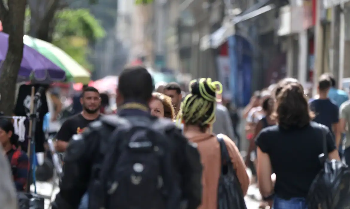 O mercado de trabalho está aquecido, especialmente para profissionais qualificados. Imagem: Agência Brasil.