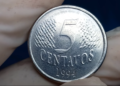 Moeda de 5 centavos de 1994 com erro de cunhagem, ilustrando a raridade e o valor de até R$ 2.300.