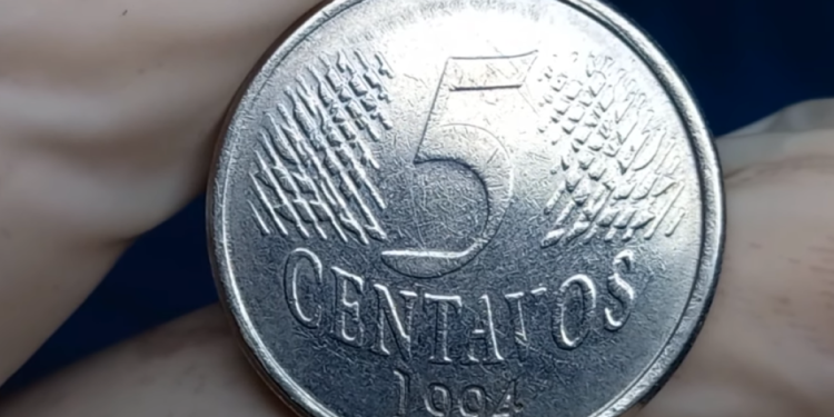 Moeda de 5 centavos de 1994 com erro de cunhagem, ilustrando a raridade e o valor de até R$ 2.300.