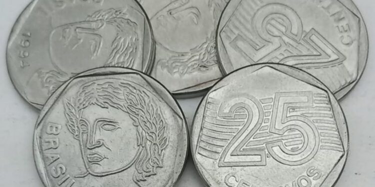 Moedas de 25 centavos da primeira família do Real com erro de reverso horizontal e invertido.