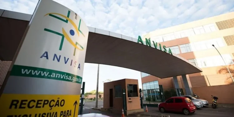 Fachada da Anvisa, responsável pela proibição de pomadas capilares no Brasil