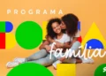 Mãe e filha sorrindo juntas, representando os benefícios do programa Bolsa Família