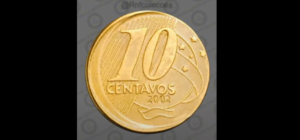 Moeda de 10 centavos de 2002 com erro de cunho descentralizado, destacando a falha no alinhamento da impressão.