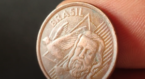 Moeda de 5 centavos de 2010 com erro de duplicação, mostrando a imagem de Tiradentes e o dístico "Brasil".