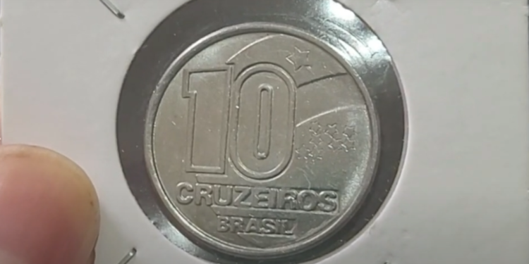 Moeda de 10 cruzeiros de 1991, destacando o valor e o design da moeda que pode valer até 180 reais.