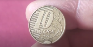 Moeda de 10 centavos de 2005 com erro de cunho quebrado no reverso