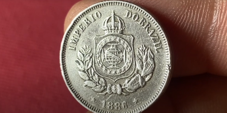 Moeda de 50 réis de 1886, mostrando o escudo do Império do Brasil.