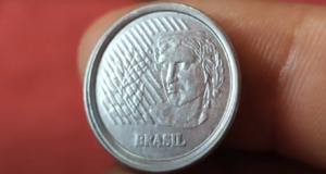 Moeda de 5 centavos com erro de cunho trocado, conhecida como "moeda mula".