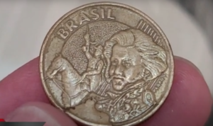  Moeda de 10 centavos de 2005 com erro de cunho quebrado, mostrando defeito no anverso.