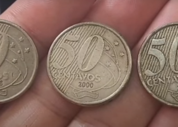 "Imagem de 3 moedas de 50 centavos dos anos de 1998, 2000 e 2001, moedas raras e valiosas para colecionadores."