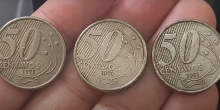 "Imagem de 3 moedas de 50 centavos dos anos de 1998, 2000 e 2001, moedas raras e valiosas para colecionadores."