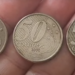 "Imagem de 3 moedas de 50 centavos dos anos de 1998, 2000 e 2001, moedas raras e valiosas para colecionadores."