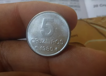 Moeda de 5 cruzeiros de 1980 com erro de cunhagem, potencialmente valiosa para colecionadores.