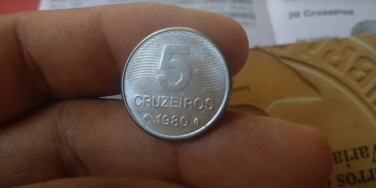 Moeda de 5 cruzeiros de 1980 com erro de cunhagem, potencialmente valiosa para colecionadores.