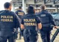 Agentes da Polícia Federal em operação tática ao ar livre