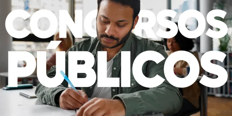 Homem concentrado nos estudos, escrevendo em seu caderno, representando a preparação para o concurso PF 2025