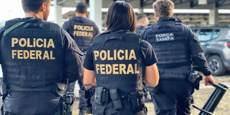 Agentes da Polícia Federal em operação tática ao ar livre