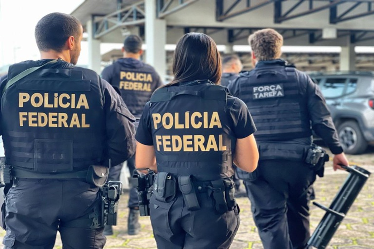 Agentes da Polícia Federal em operação tática ao ar livre