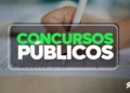 Pessoa respondendo a uma prova com a inscrição "Concursos Públicos" em destaque