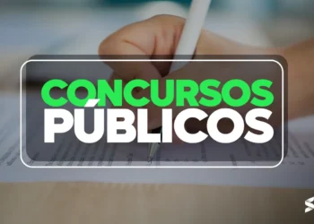 Pessoa respondendo a uma prova com a inscrição "Concursos Públicos" em destaque