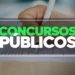 Pessoa respondendo a uma prova com a inscrição "Concursos Públicos" em destaque