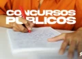 Pessoa escrevendo em caderno, representando a preparação para concursos públicos